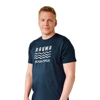 Tuotekuva tummansinisestä t-paidasta, johon on merkitty Rauman raatihuoneen sijaintikoordinaatit valkoisella tekstillä.