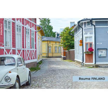 Tuotekuvassa on idyllinen katunäkymä Vanhasta Raumasta. Vanha Volkswagen pysäköitynä kadun reunaan.
