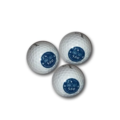 Kuvassa on 3 kpl golfpalloja, joissa on Rauman kaupungin juhlavuoden logo.