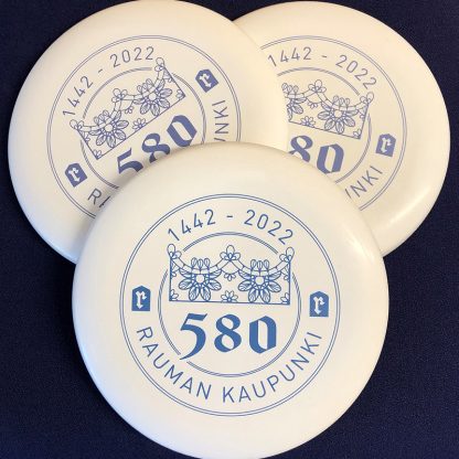 Valkoinen Rauma 580-frisbeegolfkiekko, jossa on sininen juhlavuoden logo.