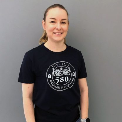 Laivastonsininen Rauman kaupungin 580 -juhlavuoden t-paita, jossa on valkoinen juhlavuoden logo.