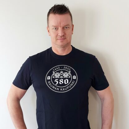 Laivastonsininen Rauman kaupungin 580 -juhlavuoden t-paita, jossa on valkoinen juhlavuoden logo.