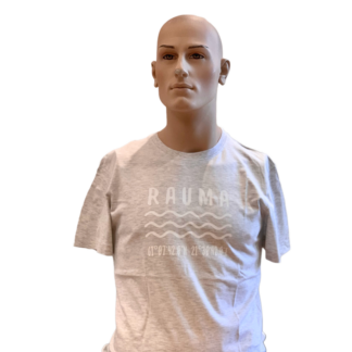 Tuotekuva tuhkanharmaasta t-paidasta, johon on merkitty Rauman raatihuoneen sijaintikoordinaatit valkoisella tekstillä.